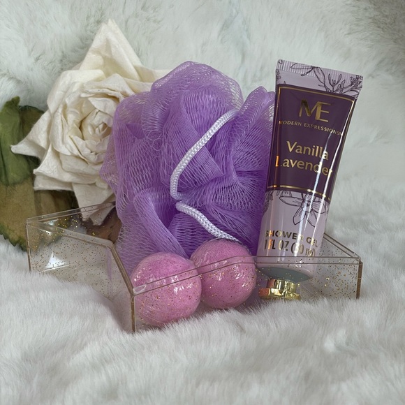 New w/tags 3 piece BATH set VANILLA LAVENDER SHOWER GEL w/2 bath bombs & loofah - Picture 2 of 3